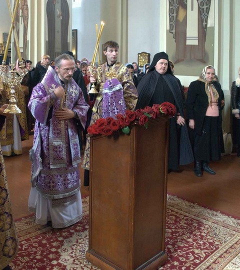 В Неделю Крестопоклонную епископ Борисовский и Марьиногорский Вениамин совершил Литургию в Благовещенском Ляденском монастыре