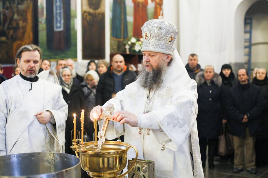 Архиепископ Гурий в Навечерие Богоявления совершил Божественную литургию в Свято-Успенском соборе Жировичского монастыря