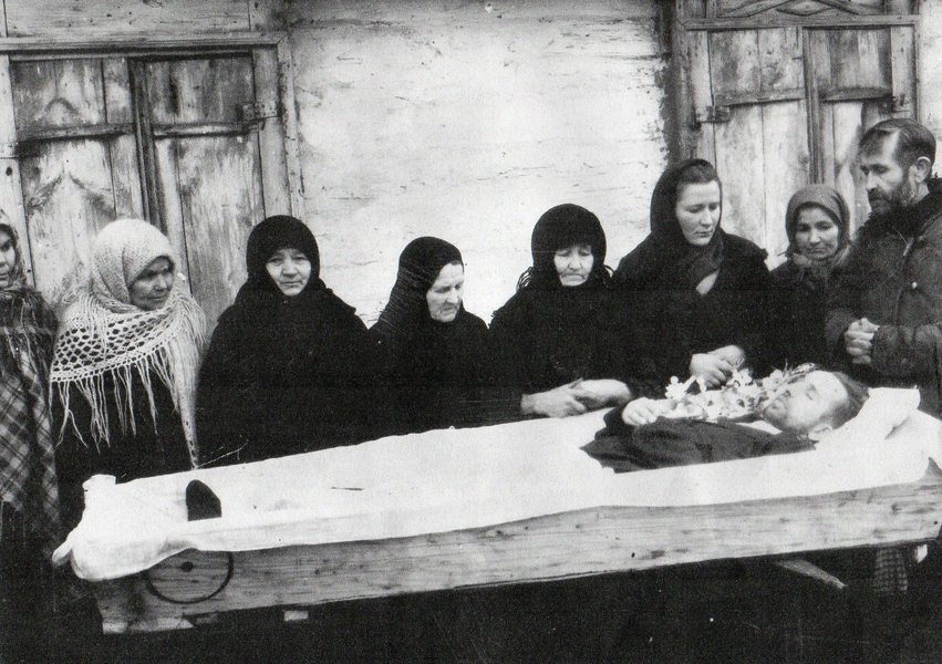 Иллюстрация 18. Монахиня Евфросиния (Чуброва) третья слева, слева и справа от неё монахини-сёстры Пелагея и Таисия (Пшеновы). Фото конца 1940-х гг..jpg