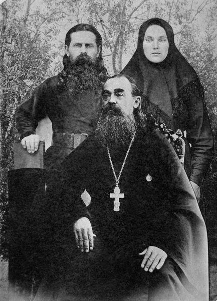 Иллюстрация 16. Схиигумен Макарий (Хорьков) слева, рядом его сестра схимонахиня Магдалина, в центре их дядя - иеромонах Герасим (Хорьков).jpg