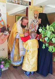 В День Святого Духа епископ Порфирий совершил литургию на архиерейском женском подворье в честь преподобного Паисия Святогорца в д. Ольжево