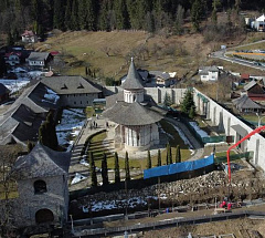 В Румынии строят стену вокруг монастыря XV века