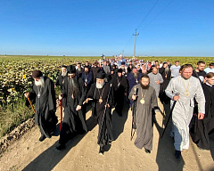 15 августа более 8 тысяч верующих прошли крестных ходом в монастырь «Иосафатова долина»
