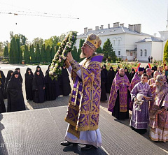 Патриарший Экзарх всея Беларуси возглавил престольный праздник в Крестовоздвиженском соборе Полоцкой обители