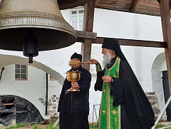 В Соловецком монастыре завершена установка уникальной колокольной звонницы