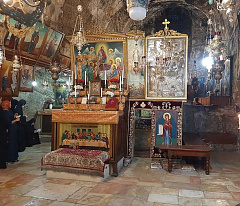 В преддверии праздника Успения Пресвятой Богородицы монашествующие Святой Земли молились в Гробнице Божией Матери в Гефсимании