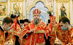 Архиепископ Гурий совершил пасхальное вечернее богослужение в Успенском соборе Жировичского монастыря