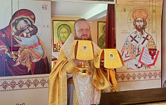 18 июля на Архиерейском подворье в честь преподобного Паисия Святогорца в деревне Ольжево епископ Порфирий совершил Божественную литургию