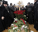 33-Отпевание и погребение архимандрита Кирилла (Павлова )  http://www.patriarchia.ru/db/text/4811922.html