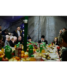 Патриарх Кирилл на Рождество пообедал с бездомными Москвы