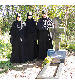 Насельницы Спасо-Евфросиниевского монастыря и Успенского Тадулинского монастыря установили крест над местом захоронения архиепископа Василия (Лужинского)
