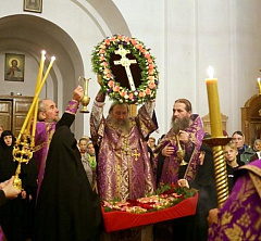 В канун праздника Воздвижения Креста Господня архиепископ Феодосий совершил всенощное бдение в Крестовоздвиженском соборе Полоцкого монастыря