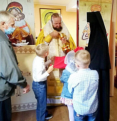 7 августа епископ Порфирий совершил Божественную литургию на Архиерейском подворье в честь преподобного Паисия Святогорца в деревне Ольжево