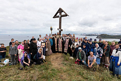 Братия и паломники Серафимовского монастыря установили новый Поклонный крест на острове Русский