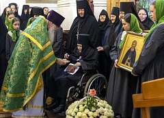 Сестры Оршина монастыря под Тверью поздравили старейшую насельницу обители со 102-й годовщиной со дня рождения