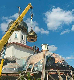 В Мироносицком монастыре Бобруйска установлены купола и кресты на строящийся храм Жировичской иконы Божией Матери