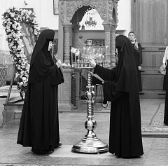 Священнослужение монахов в женских монастырях